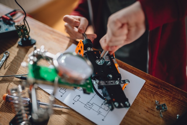 Fille apprenant la robotique