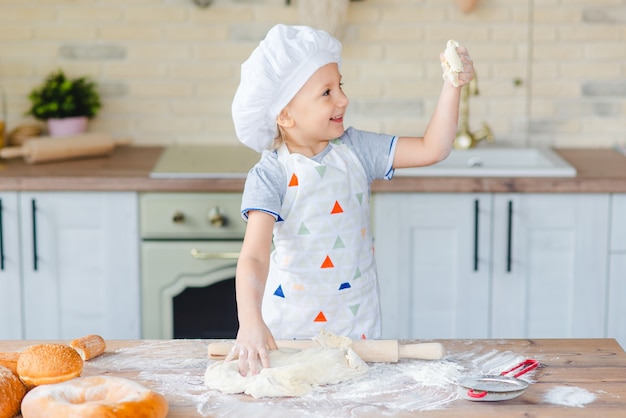 fille apprend à faire un gâteau