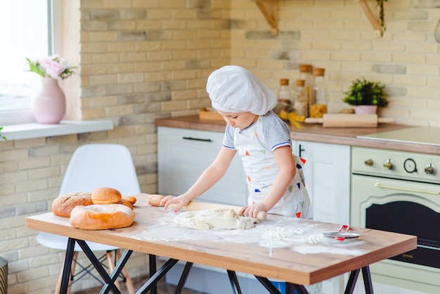 fille apprend à faire un gâteau