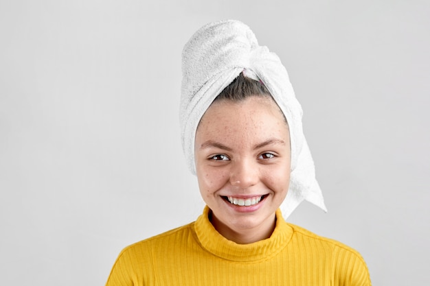 Fille après spa en serviette blanche avec problème d&#39;acné problème de période de la puberté de la peau