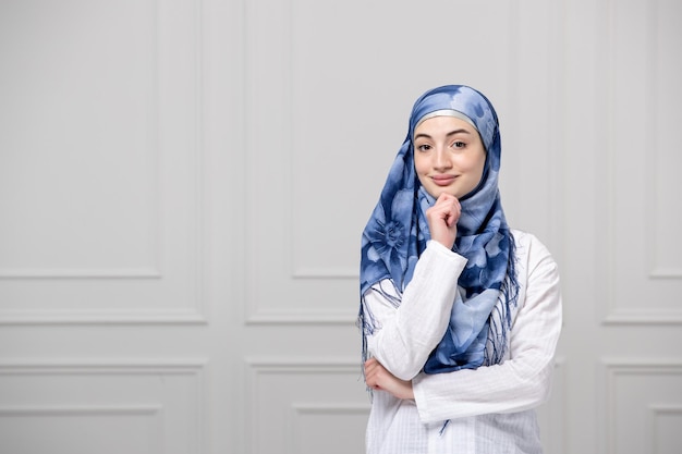 Fille arabe enveloppé la tête dans le hijab blanc bleu belle jeune femme mignonne musulmane pensant