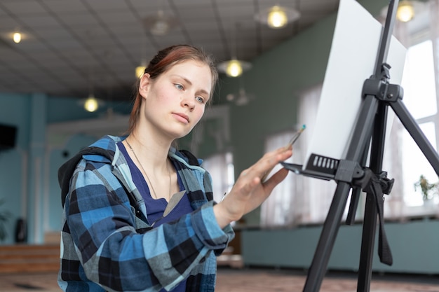 Fille artiste en train de dessiner des peintures à l'huile.