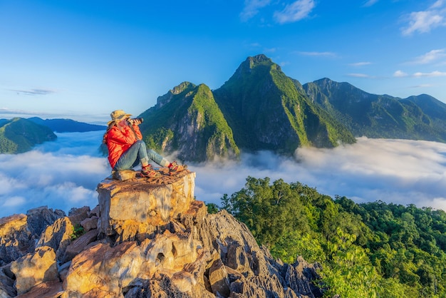 Photo une fille asiatique au sommet du point de vue de nong khiaw - un village secret au laos