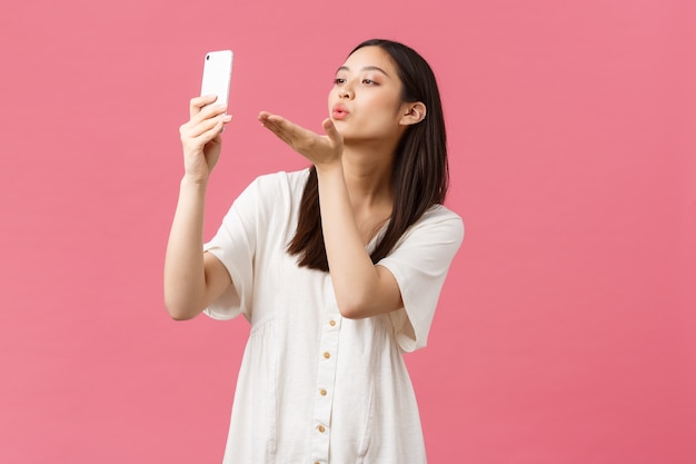 Fille asiatique dans une robe blanche posant