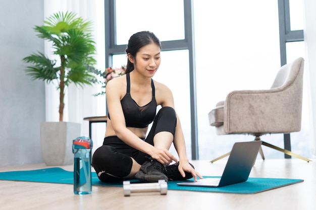 Fille asiatique exerçant à la maison