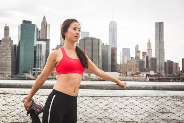 Fille asiatique faisant des exercices d&#39;étirement à New York