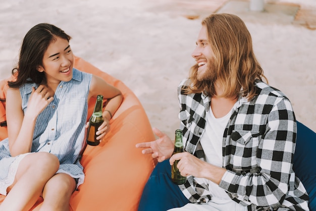 Fille asiatique et homme de race blanche à la fête sur la plage