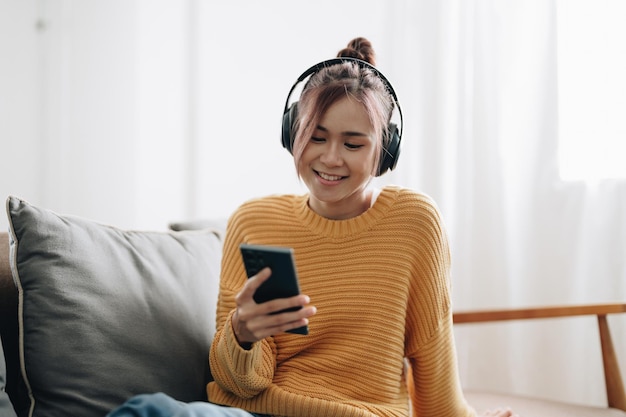 Une fille asiatique joyeuse positive ont une diffusion d'appel vidéo en ligne rencontrer les blogueurs disent que la main de l'onde Salut s'asseoir à la table utiliser un ordinateur portable dans la chambre à l'intérieur