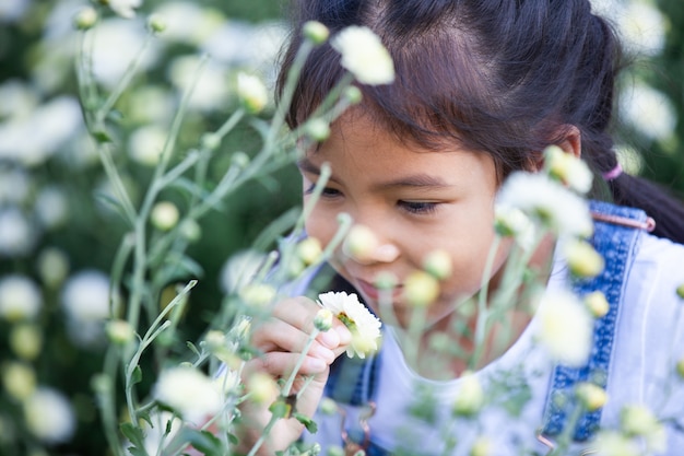 Fille Asiatique Mignonne Reniflant Belle Fleur Dans Le Champ De Fleurs Avec Bonheur