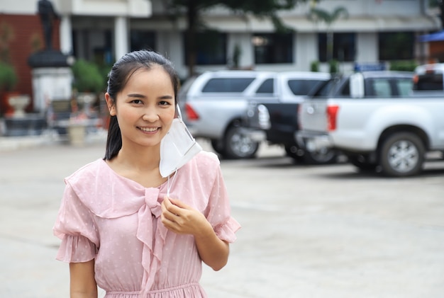 Fille asiatique portant un masque de protection avec fièvre froide sensation de maladie pour le concept de virus Corona