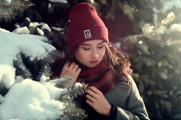 Fille asiatique près de l'arbre de Noël