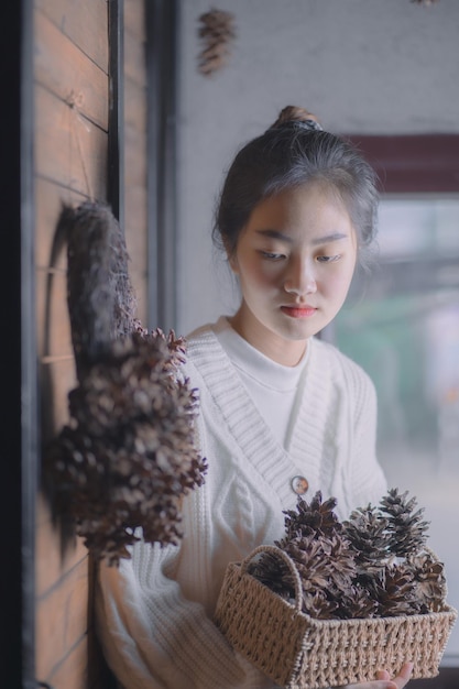 Fille asiatique en pull blanc