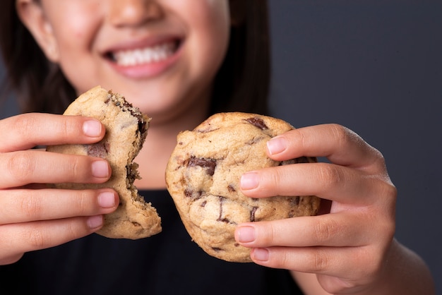 Fille asiatique, sourire, et, tenue, cookies