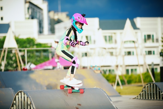 fille asiatique sufe skate ou skateboard sur skate park