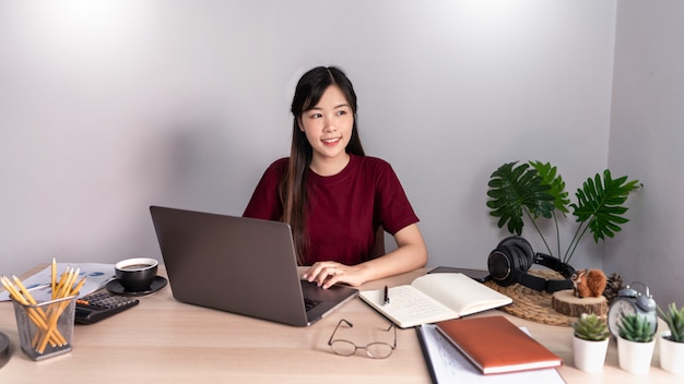 Fille asiatique travaillant à distance de la maison