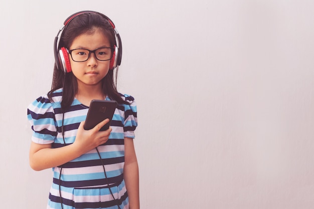 Photo fille d'asie avec un casque d'écoute de musique