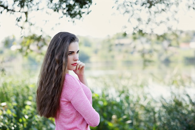 Fille aspire sur la rive du fleuve