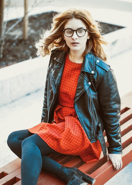 Fille assise sur un banc