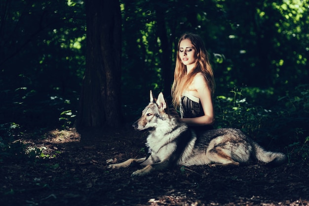 Fille assise avec chien