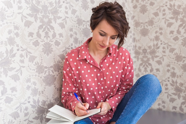 Fille assise sur une commode à la maison