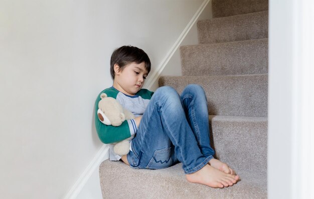 Photo une fille assise sur l'escalier à la maison.