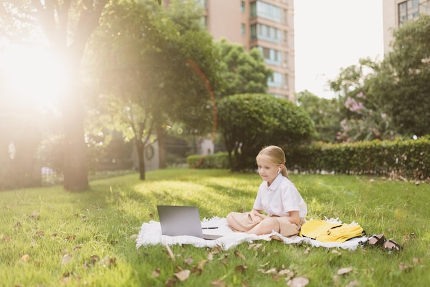 Photo une fille assise sur l'herbe.