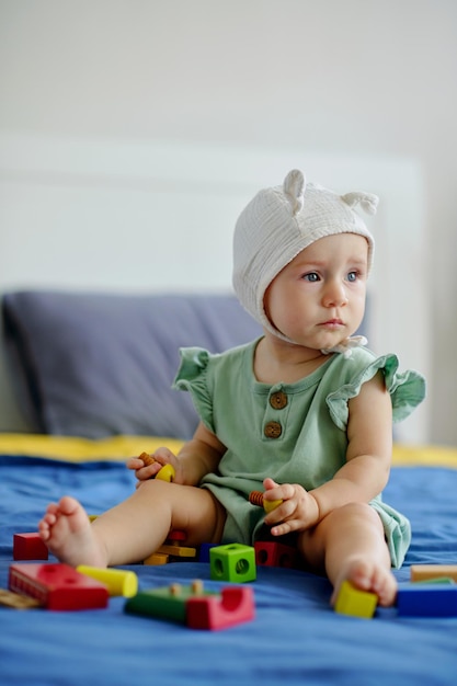 Fille assise sur le lit avec des jouets