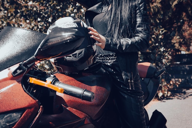 Fille assise sur une moto dans le parc