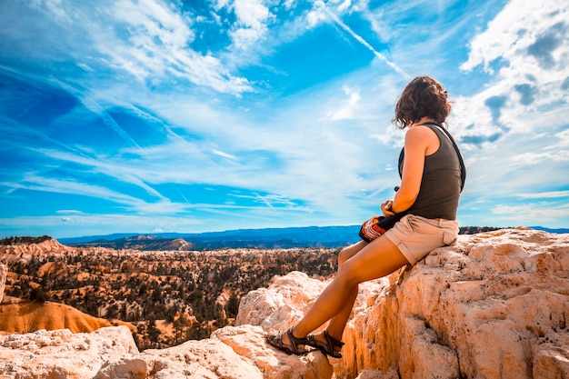 Une fille assise en regardant la vue depuis le Sunrise Point dans le parc national de Bryce. Utah, États-Unis