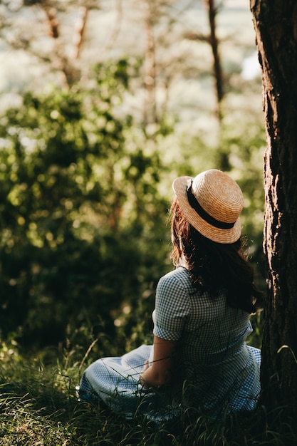 fille assise sous l&#39;arbre