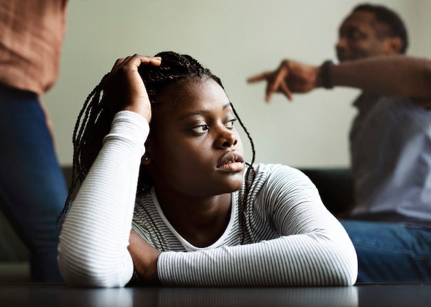 Fille assise tristement pendant que ses parents se battent