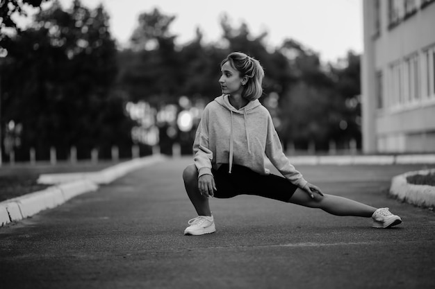 fille athlète engagée dans le sportAthletic young woman doing exercices du matin photo noir et blanc