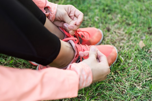 Fille attachant des chaussures de course