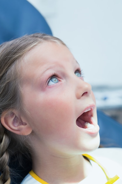 Fille en attente d&#39;un examen dentaire