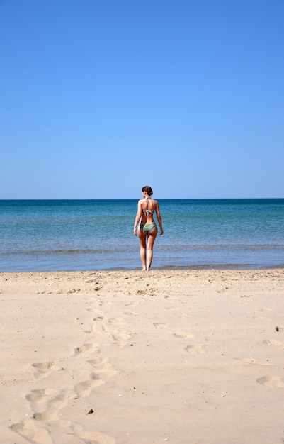 La fille au bord de la mer de sable