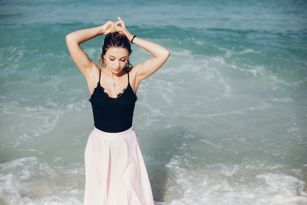 fille au bord de la mer