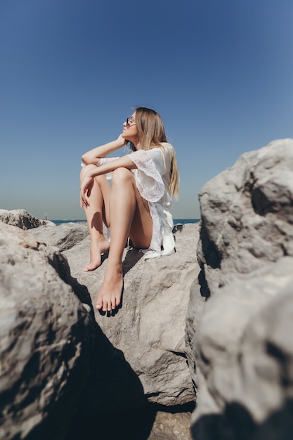 fille au bord de la mer