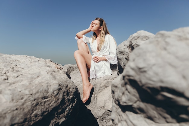 fille au bord de la mer