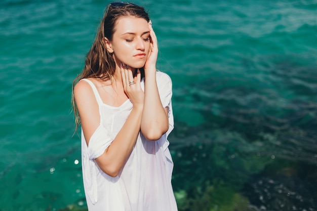 fille au bord de la mer