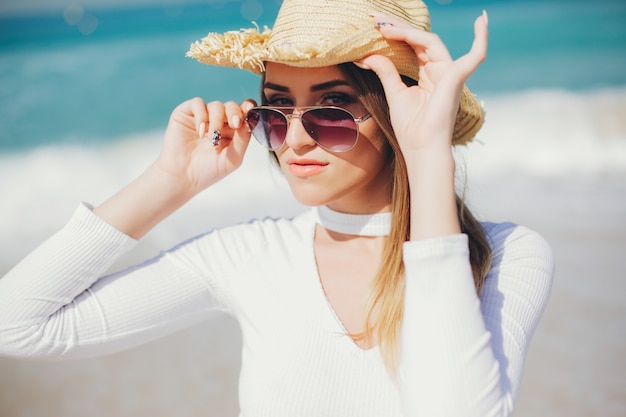 fille au bord de la mer