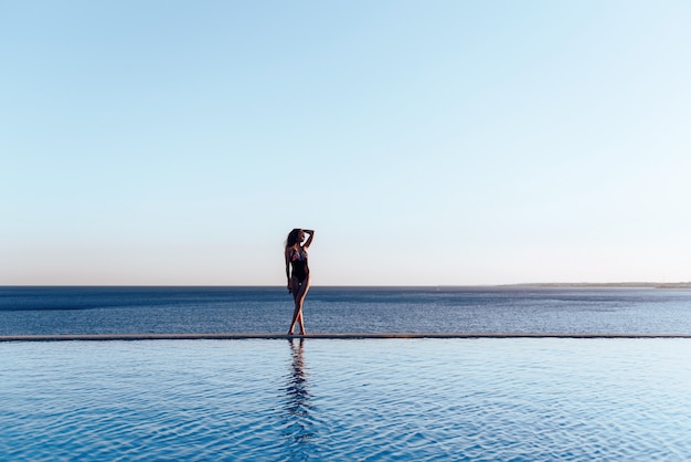 Fille au bord de la piscine