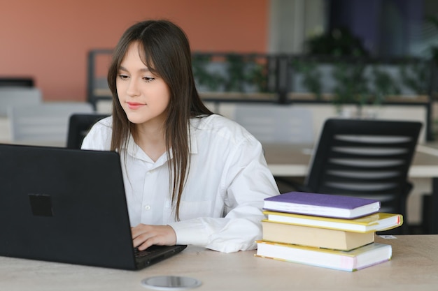 Fille au bureau à l'école