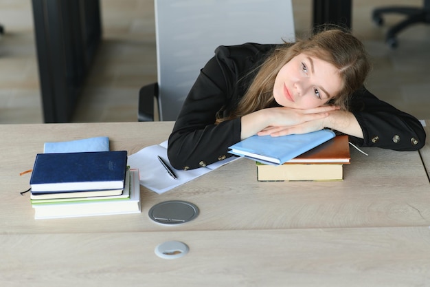 Fille au bureau à l'école