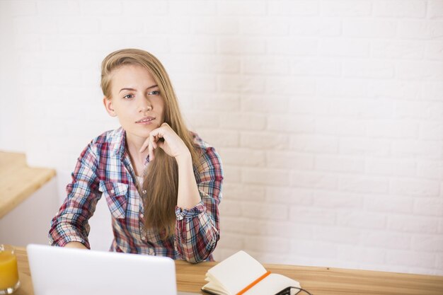 Fille au bureau