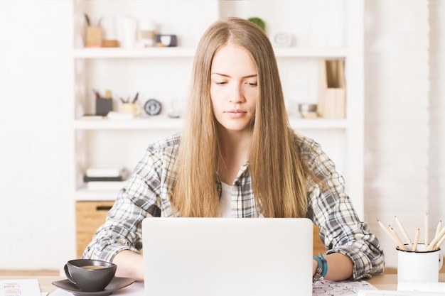 Fille au bureau