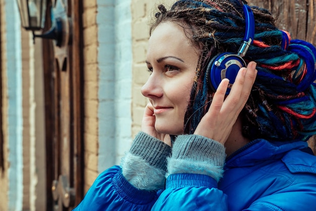 Fille au casque bleu