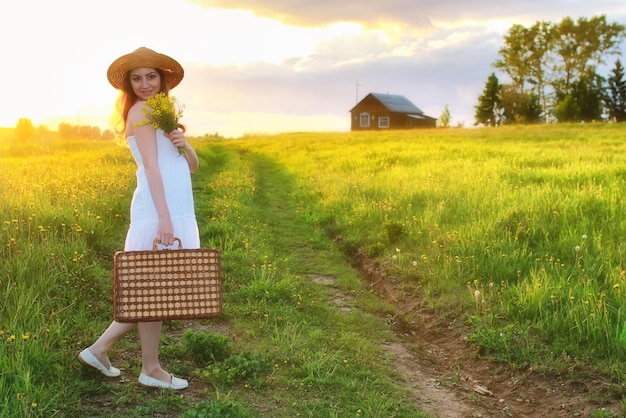 Fille au champ de coucher de soleil