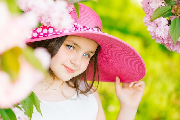 Photo fille au chapeau avec fleur