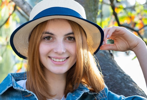 fille au chapeau jaune et aux cheveux roux