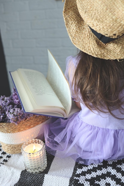 Une fille au chapeau lit un livre photographie rétro esthétique